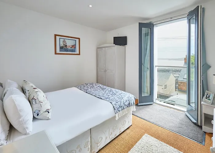 Host & - The Hideaway スカーバラ