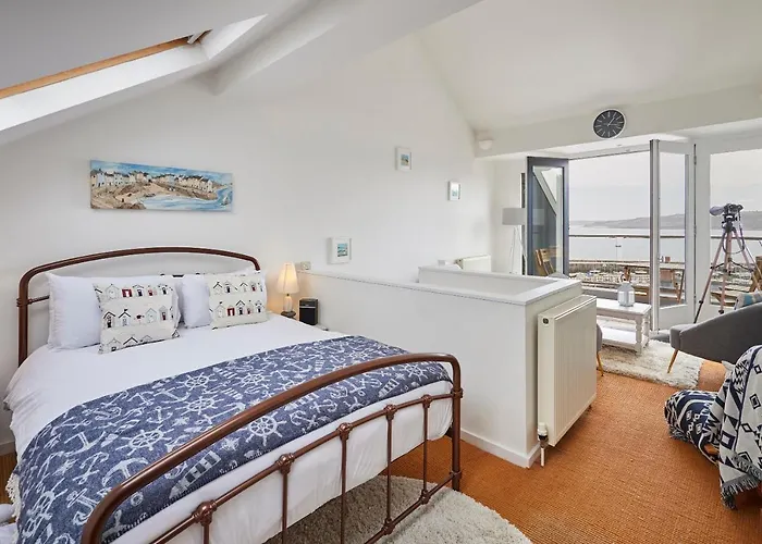 Host & - The Hideaway スカーバラ